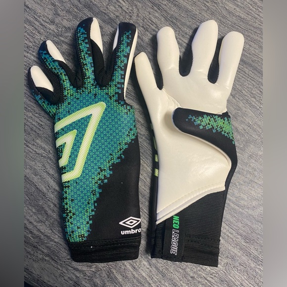 Umbro - Junior Neo League Goalkeeper Gloves, Black/White/Teal. Size 5. ￼ - Picture 3 of 4
